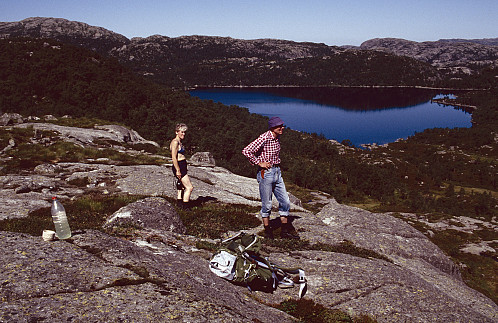 Flott dag på Troppeknuten, her mot Troppevatnet og Moslivarden