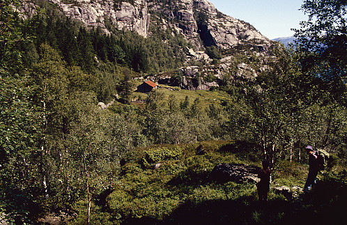 Mot huset og innmarka i Hengjane