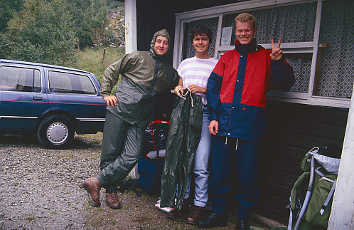 Optimistisk start i Frafjord, men lita tvil om at regnkleda må på!
