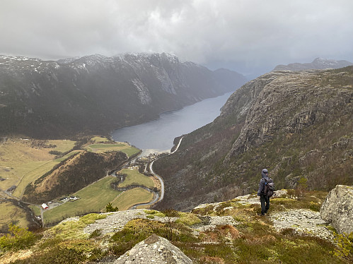 Etter ei ny veldig haglbyge får me knallutsikt mot Tysdal frå Skorpefjellet