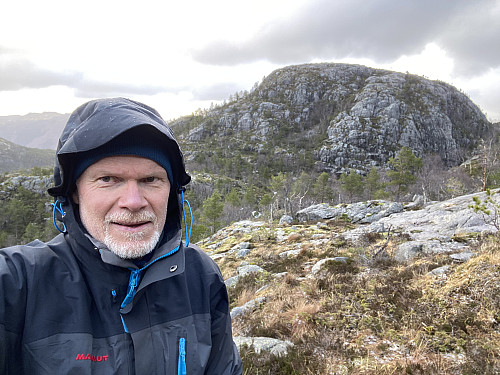 Fornøgd på januartur i flott terreng, her med nordtoppen på Størnafjellet