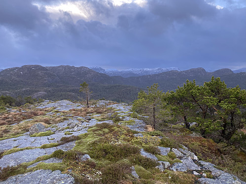 Sørleg utsikt mot toppane me skal vidare til, Størna- og Kyrkjeleidfjellet. Bak kvitnar det i kjende toppar, Vardhusheia og Krunefjell i indre Jørpelandsheia