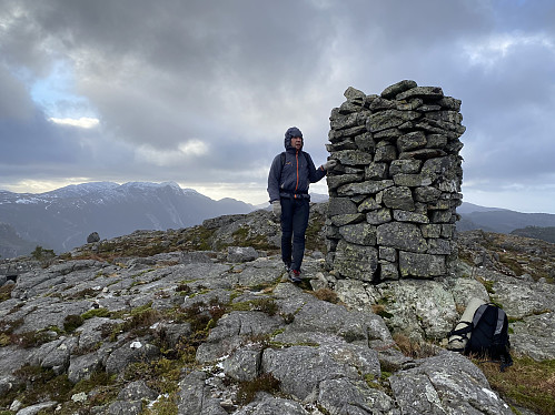 I kraftig vestavind på Størnafjellet. Reinaknuten dominerer sjølvsagt