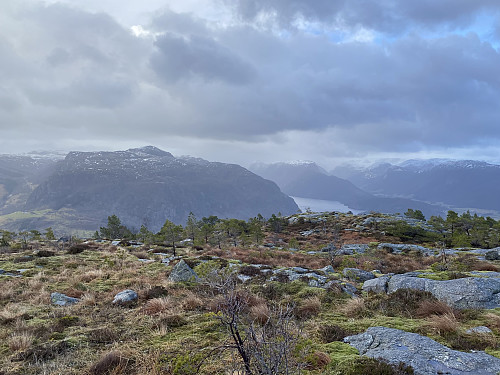Austleg utsikt mot Øvre Tysdalsvatnet og Tofjellet