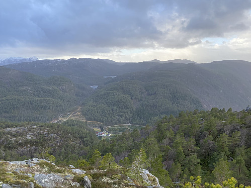 Frå same staden ser me òg beint ned til Stølen