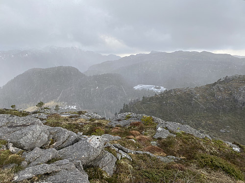 Haglbyga piskar beint imot på Kyrkjeleidfjellet! Me ser innmarka på Driftland med Skorpefjellet like bak. Lenger ute er både Reinaknuten og Lauvåsen kjenneslege