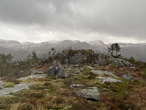 Vardelaust toppunkt på Skorpefjellet, men det er fjellbolt etter eit gammalt trigpunkt. I bakgrunnen dominerer Salane og Krunefjell
