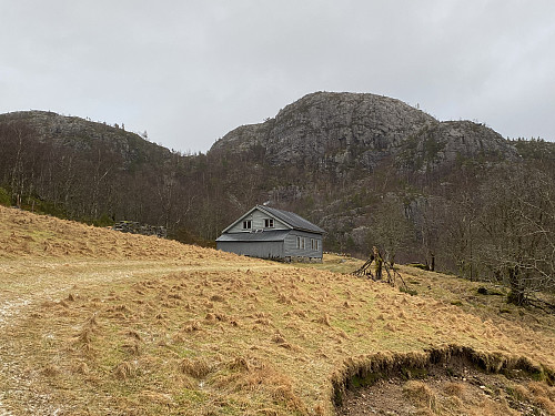 Huset på Driftland står fortsatt, gråmalt sidan sist eg var her