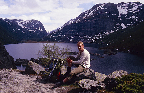 Mot Viglesdalsvatnet og den flate dalbotnen