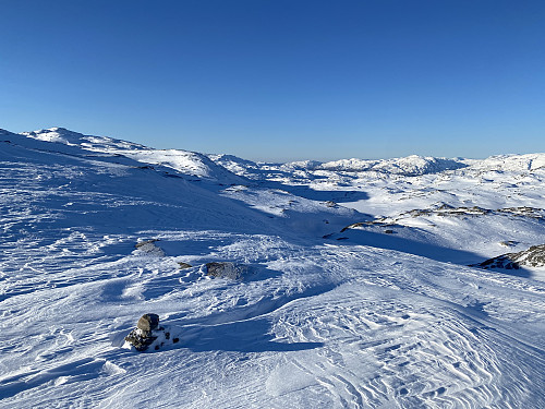 Mot Borddalsnuten og Sandbotnevatna. Me er akkurat der T-stien mellom Seljestad og Simlebu knekk ned mot sistnevnte