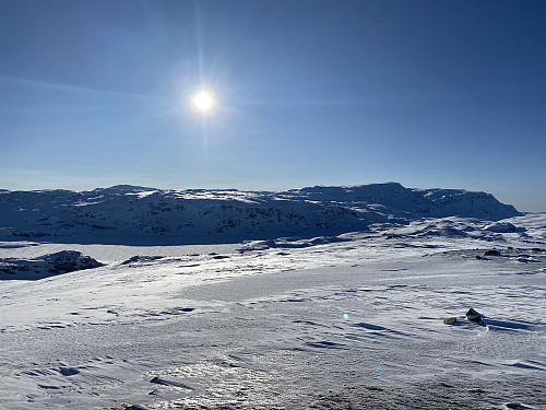 Kyrkjenuten og Steinavatnet sett fra same toppen