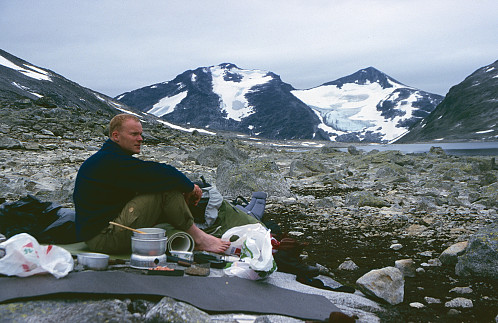 Fornøgd nede i Urdadalen att, her pause med utsikt mot Skarddalstinden og -egga