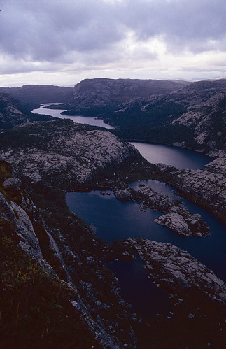 Frå stupkanten mot Dalavatnet, Kvednavatnet og Longavatnet