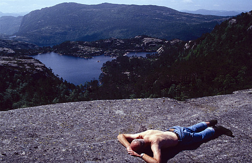 Far nyt livet på det solvarme berget. I bakgrunnen ser me 285-vatnet i Ulvaskog og aller bakerst dominerer Viddasfjellet ovanom Botsheia