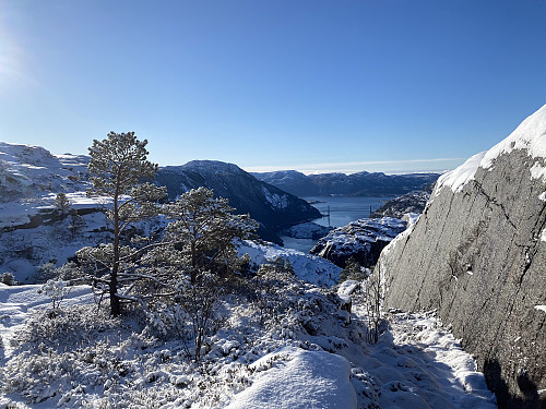 Oppunder toppen av Hatten får me utsikt mot Høgsfjorden og Lysefjordbrua