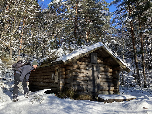 Ved hytta som vart restaurert – i praksis nybygd – ved frigjeringsjubileet i 1995