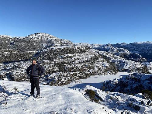 På ryggen sørvest for Gloppavatnet der me får flott utsikt mot vatnet og Neverdalsfjellet med Gråknuten framfor
