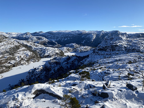 Mot sørenden av Gloppavatnet og brekket mot Lysefjorden