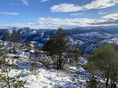 Pause i sol og brukbart le med utsikt tilbake mot Gloppavatnet, Ulvaskog og Hatten
