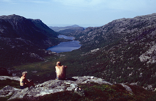 Kvil i Ternebrekka med fantastisk utsikt over Longabergdalen med Tibergfjellet