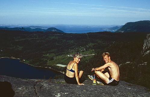 På kvileplassen ved Preikestol-stien