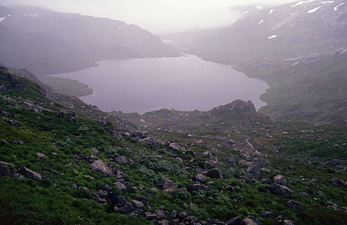 På veg opp frå Grasdalen mot aust, med Gamslestølsvatnet som me nettopp har passert
