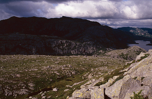 Mot Flatafjellet og Tibergfjellet