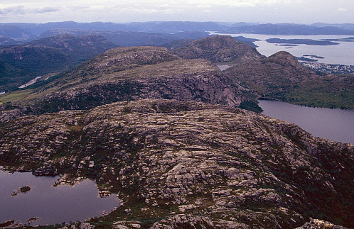 Frå same staden med toppar på rekke og rad; Litle Tibergfjellet, Flatafjellet, Øykjafjellet og Førlandsåsen