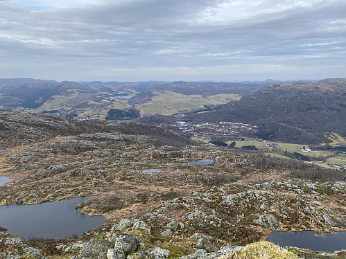 Vestlig utsikt i retning Vikeså. Både Urdalsnipa med Bjerkreimsendaren og Storafjellet er ellers med i bildet
