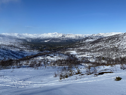 Vi vinner høyde oppover ryggen og får flott tilbakeblikk mot hyttene og Berdalen hvor vi kom opp i går kveld