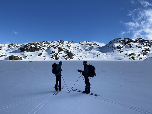 I brukbart le på Ytre Gjuvvatnet hvor vi tar kurs mot det tydelige dalsøkket