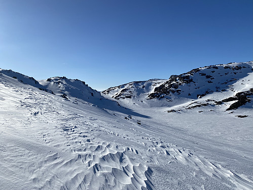 Nedrenn mot Slækjeskardet og med varden på Krenkjarsmonuten til høyre for midten