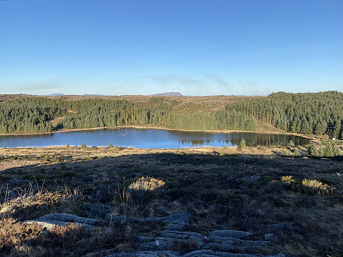 Kveldsskyggen innhentar snart Homravatnet
