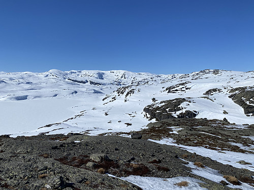Fra om lag samme sted med utsikt mot Skåfonnskardet og Ingelsvatn. Bakgrunnen domineres av Vassdalseggen