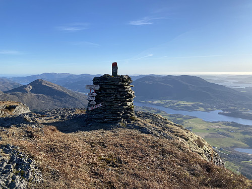 Storslagen utsikt over Vats frå Vardafjellet. Hovda og Fuglen er dei dominerande toppane
