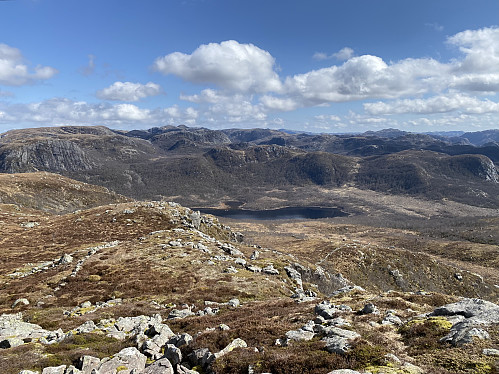 Mot Kvitlavatnet 300m nedenfor. Dominerende topper i bakgrunnen er Vådlandsknuten et stykke til venstre og Tverrfjellet ditto til høgre