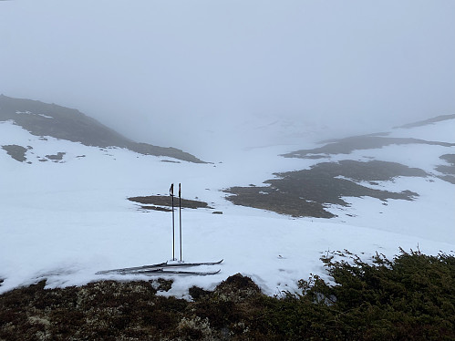 Grått og snøfattig, og skia må av et stykke nedenfor selve toppen