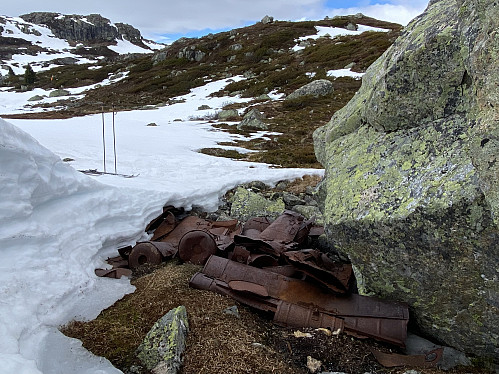 Depotet med 8-10 synlige containere, posisjon 32V 0404240 6625463 (UTM). Det er trolig flere under snøen