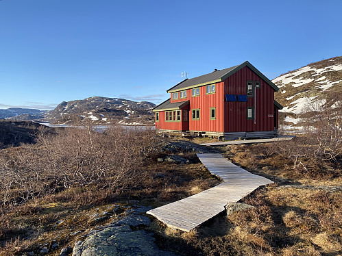 Solrik vårkveld på Taumevatn-hytta!