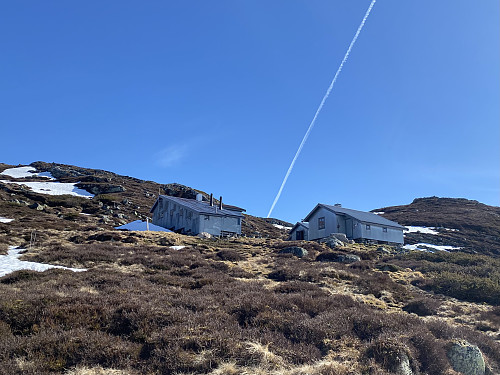 Det flott restaurerte hyttetunet med hovedhytta Storevatn anno 1937, Gyvatn anno 1909 og Holmevannsli anno 1908 (de to sistnevnte flyttet ifm. restaurering)