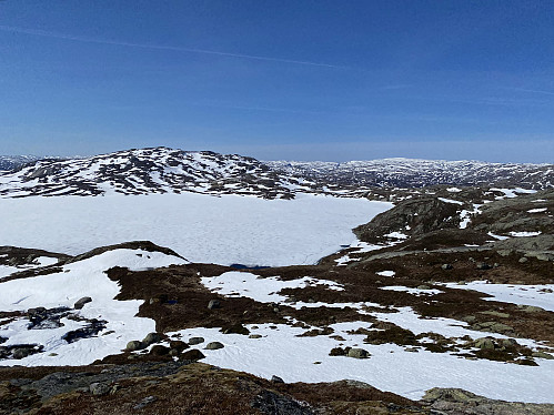 Vi vinner høyde og får flott utsikt over Storevatnet. Taumevassknuten dominerer nærmest og Lysekammen danner langstrakt og snødekt bakgrunn