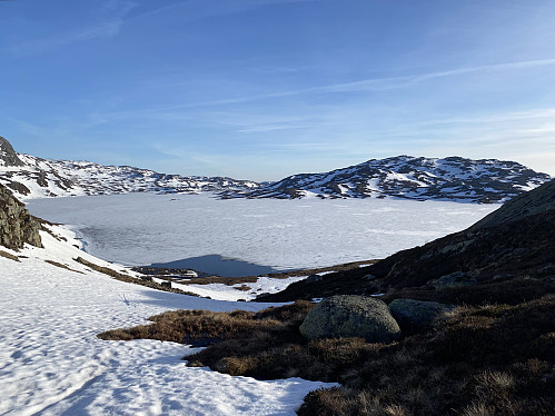 Nedkjøring mot Storevatnet hvor Rjuvåna har åpnet isen