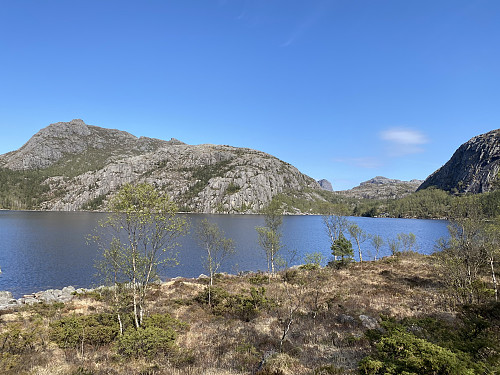 Mot Tibergfjellet og Regnarbotn der Småsilhodnet stikk seg fram