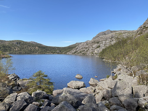 I sørenden av Regnarvatnet med Tibergfjellet dominerande