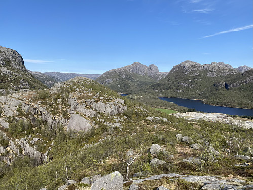 Oppe av Regnarbotn med utsikt mot Dalen og Småsildalen med begge «hodna»