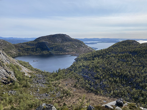 Bratt ned frå Flatafjellet med flott utsikt mot Skardtjødna og Førlandsåsen