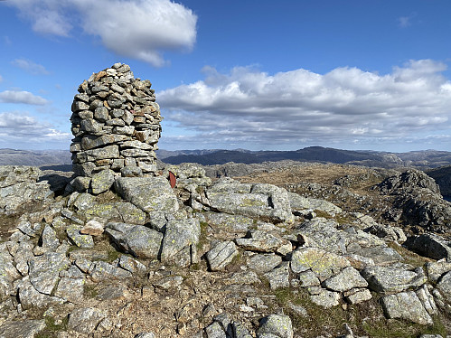 Toppvarden med Vinjakula og litt lavere Helgefjell dominerende i bakgrunnen