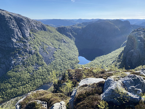 Oppstigning mot vesttoppen på Revafjellet med flott utsikt mot Småsildalen og Botnatjødna