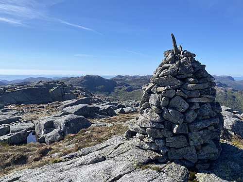 På sjølvaste Bratteliknuten, og det er langt heim til Jørpeland! Me ser tilbake til både Godlifjellet og Naganibba