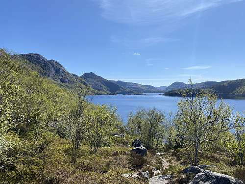 Ved Svortingsvatnet åpnar det seg utsikt innover i heia dit eg skal, bl.a. mot Naganibba og Godlifjellet